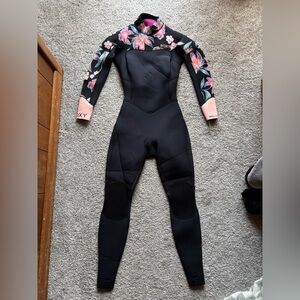 NWT Roxy Women's Black Wetsuit with Pink Floral Sleeves